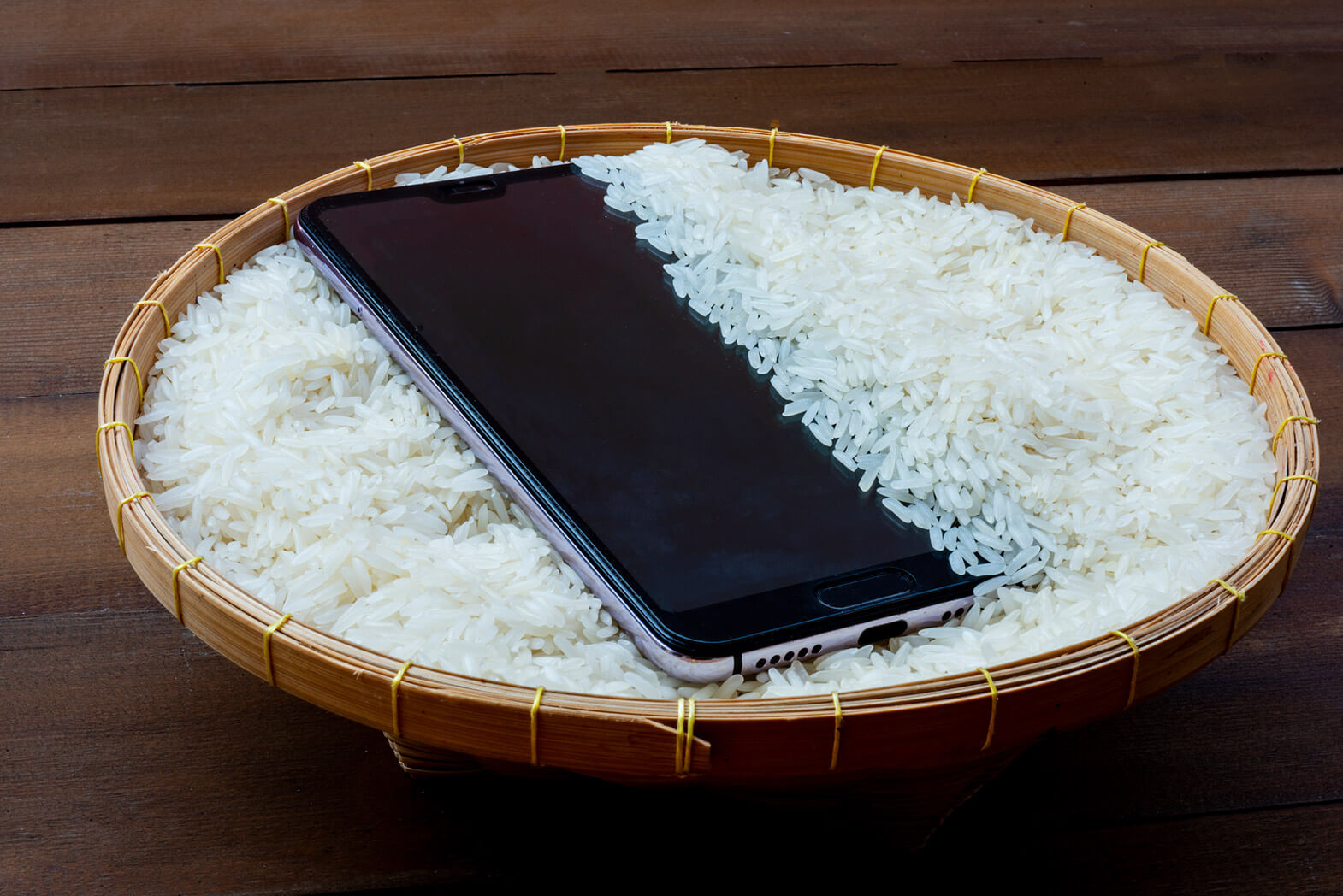 وضع الهاتف المبلل في الأرز
